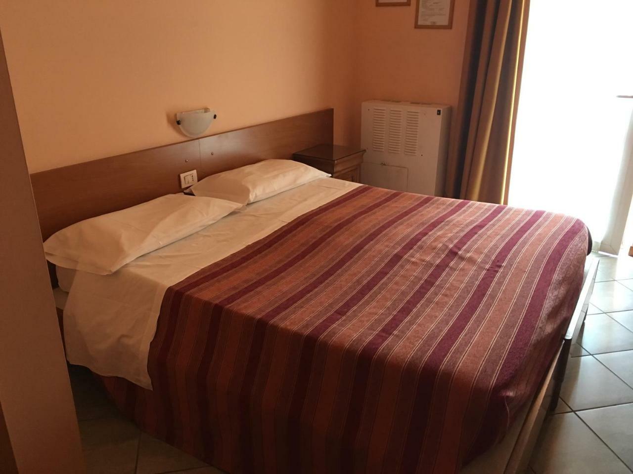 Hotel Il Pino Garlasco Bagian luar foto