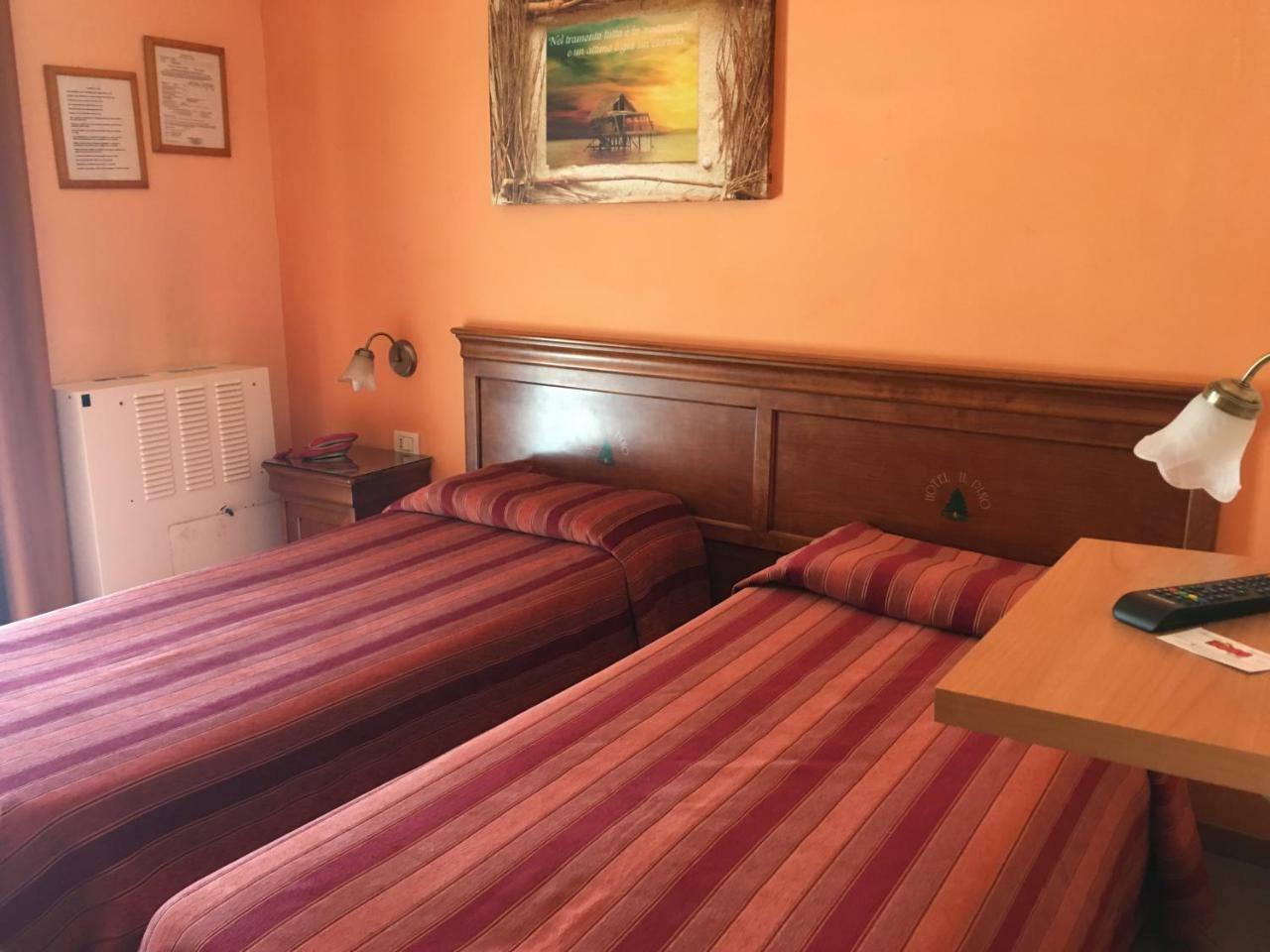 Hotel Il Pino Garlasco Bagian luar foto