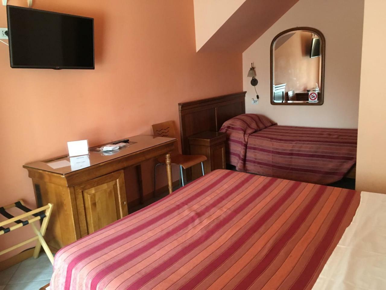 Hotel Il Pino Garlasco Bagian luar foto